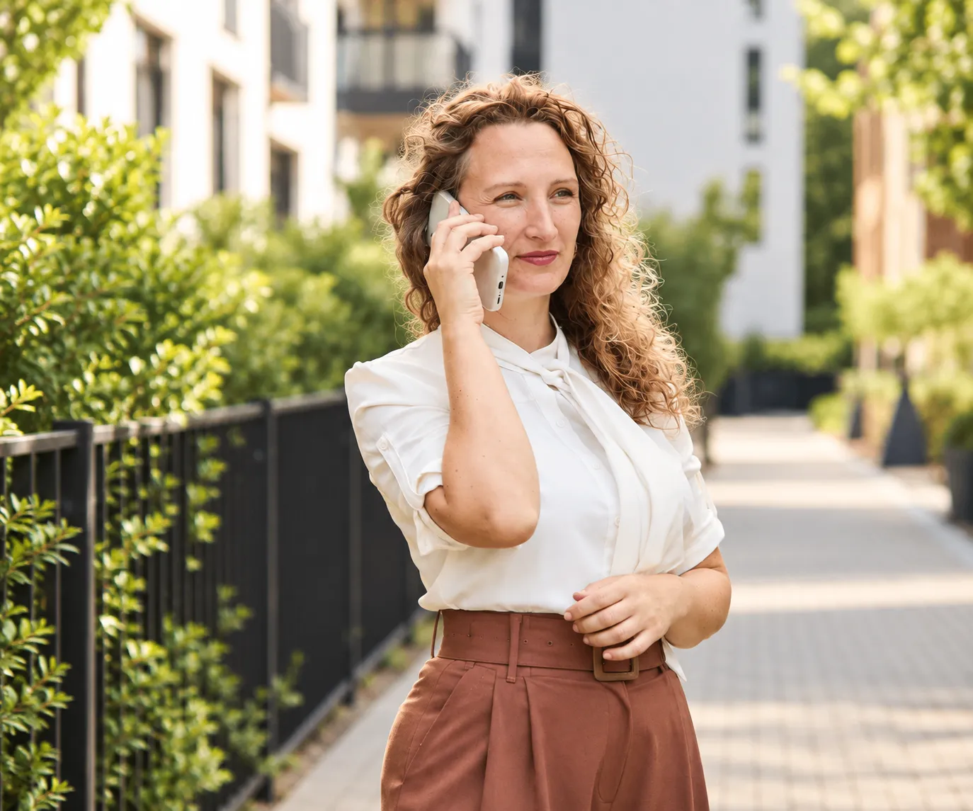 Sandra Jakulė, real estate agent in Vilnius, on the phone