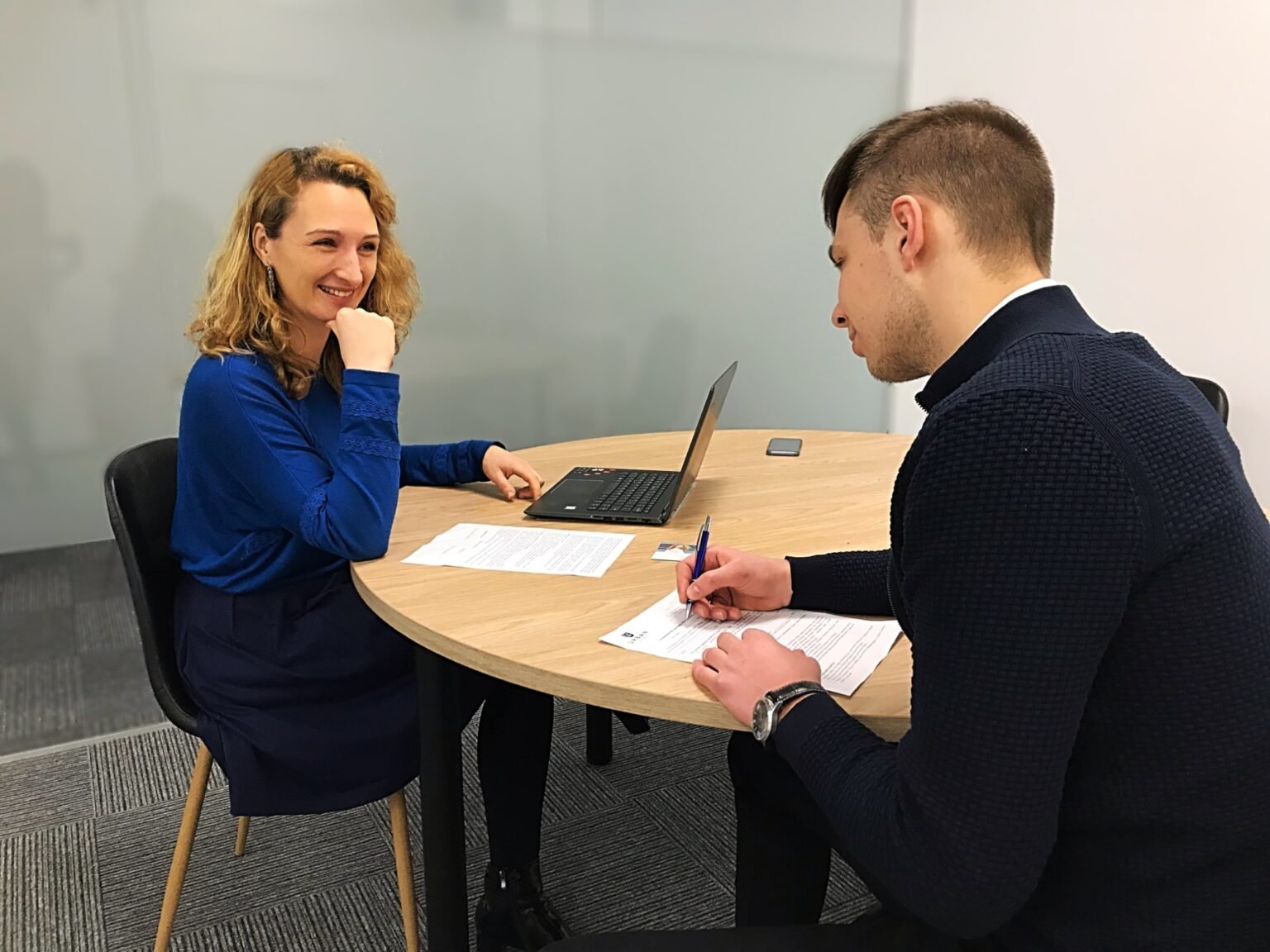 Sandra Jakulė, NT brokerė Vilniuje, pasirašo sutartį su klientu